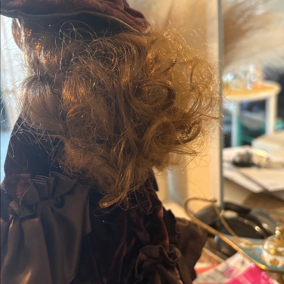 Collectable Doll on Stand! - Picture 14 of 15